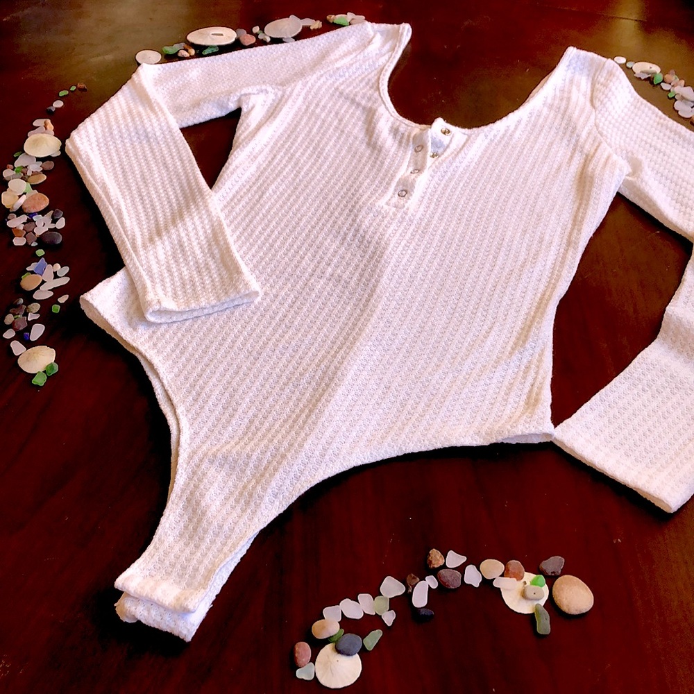 L SHEIN white waffled long sleeve bodysuit